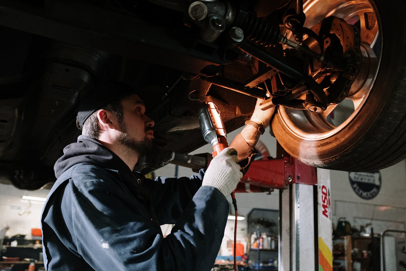 Klassische Fahrzeuglinie in der Werkstattbeleuchtung